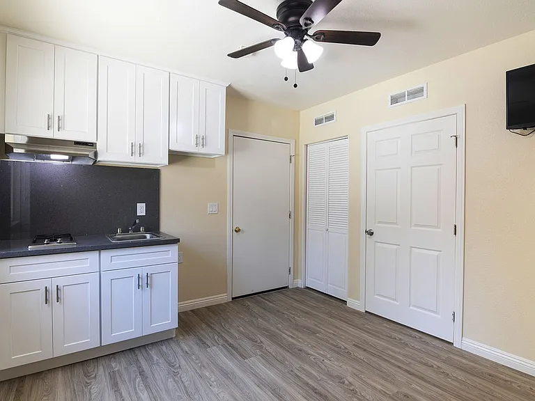 Oxford Suites — Photo 6