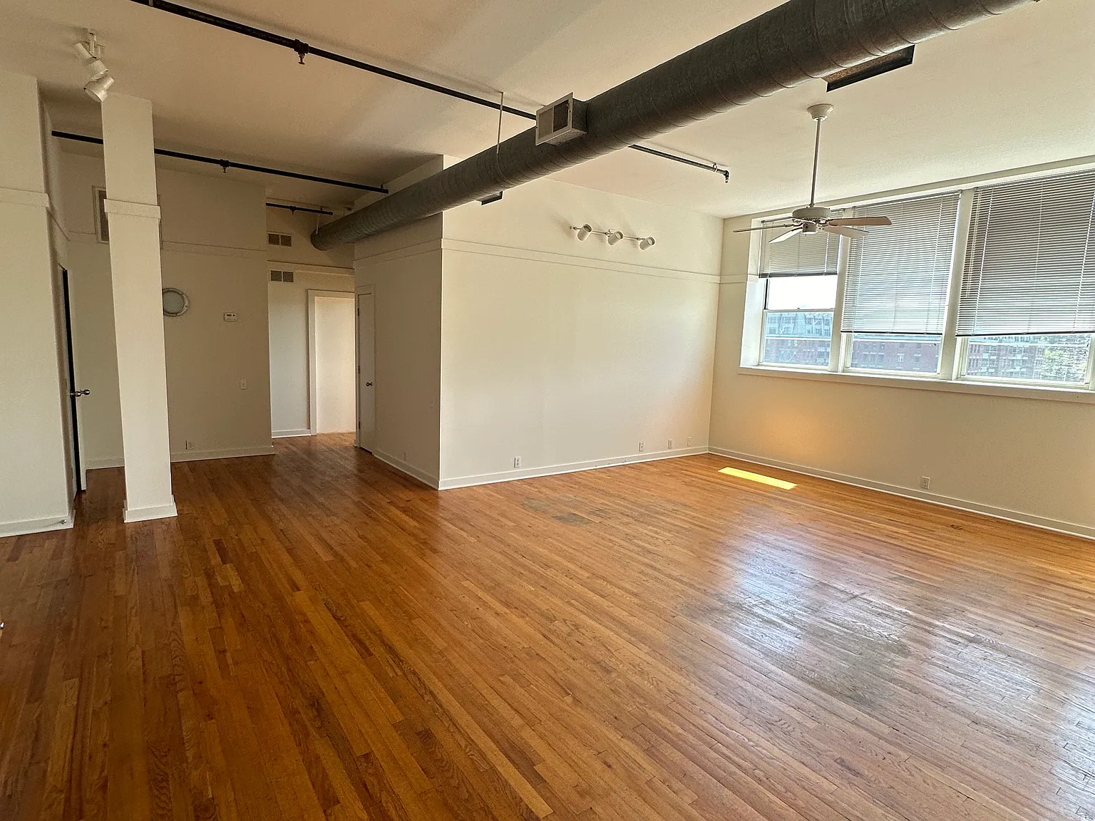 2 bed, 1000 sqft, $3,925 — Photo 4
