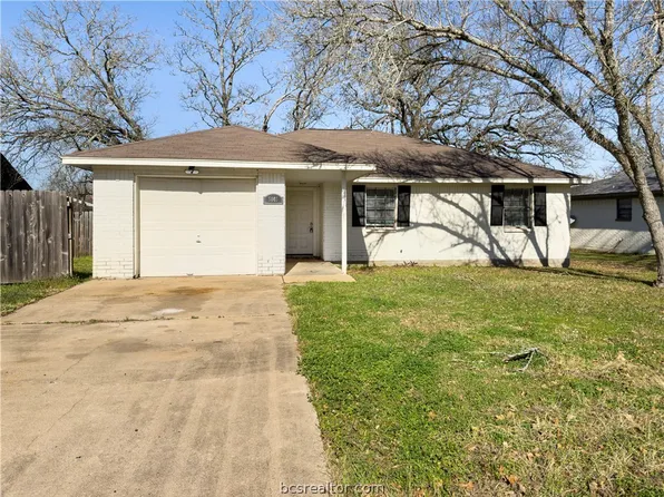3003 Highwood Ln, Bryan, TX 77803