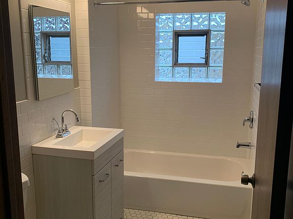 4th image of 3419 N Hamlin Ave #3