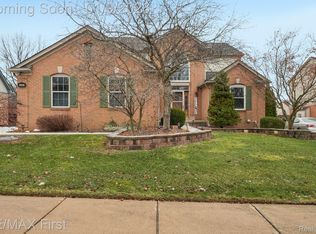 2715 Fox Woods Ln, Rochester Hills, MI 48307