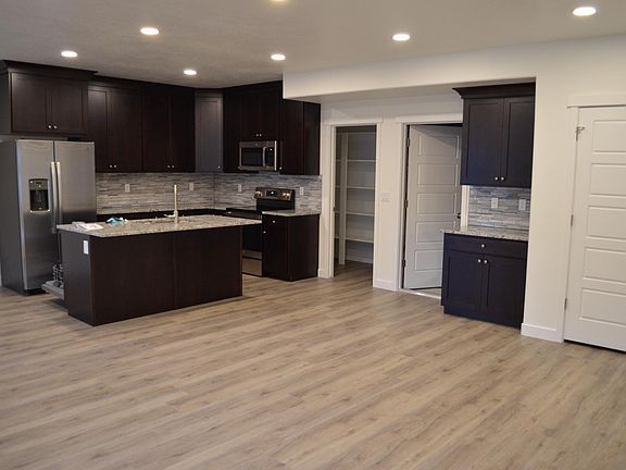 2nd image of 863 W Wynwood Park Dr