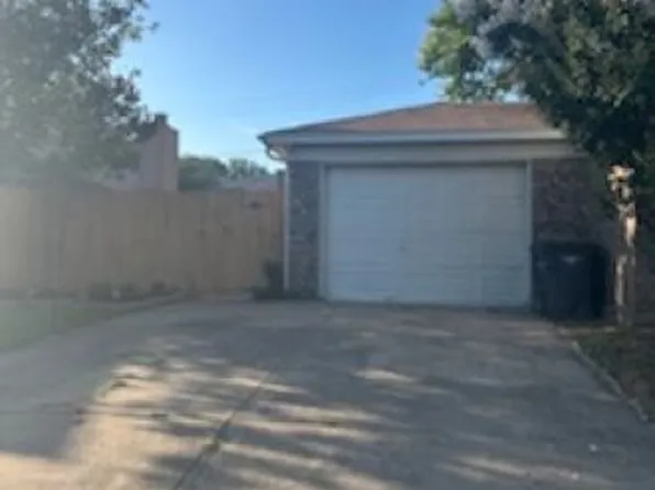 2805 Woodmont Trl, Fort Worth, TX 76133