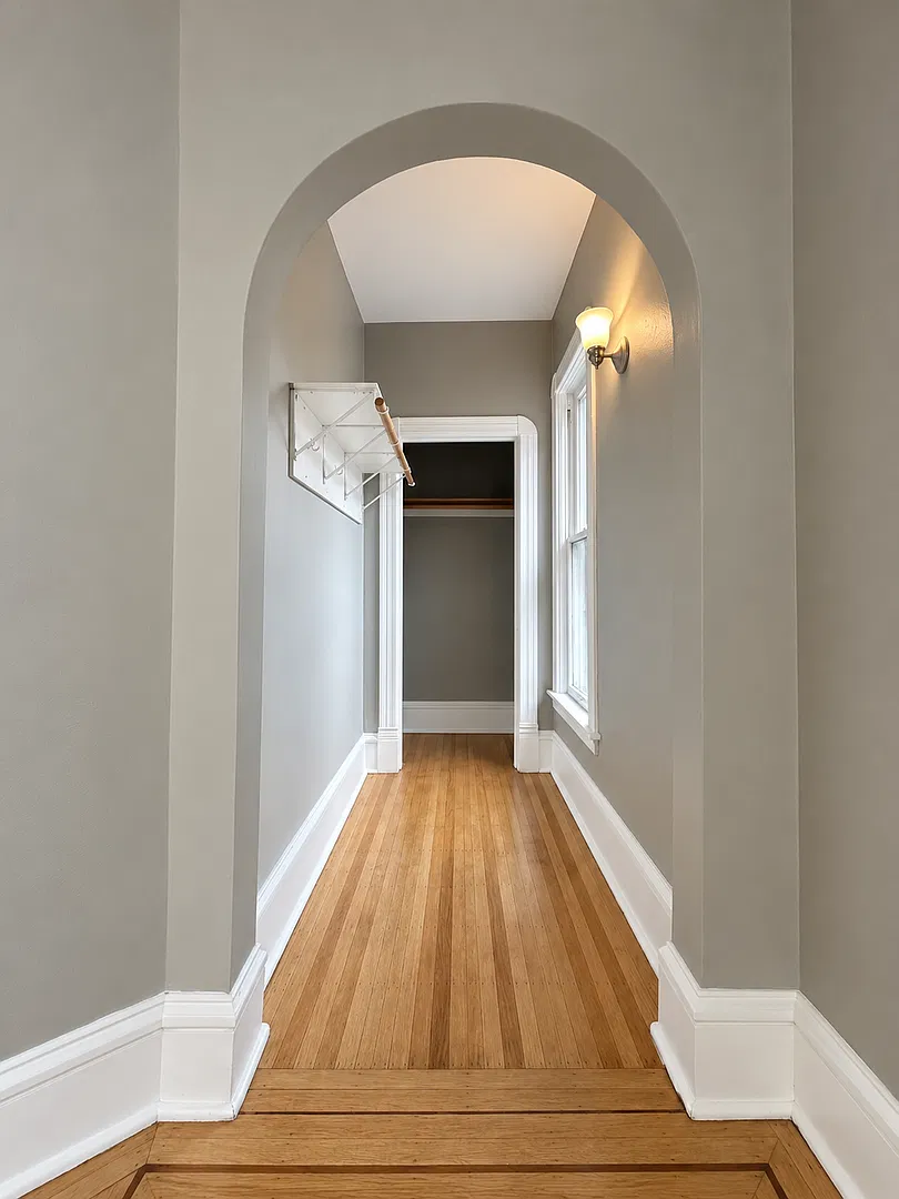 Gorgeous 4 Bedroom 1 Bathroom Duplex in South Minneapolis! — Photo 1