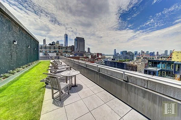 Sold by R New York | media 9