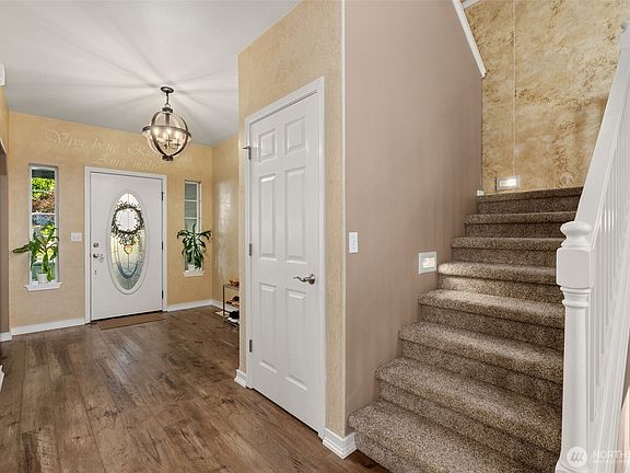 5th image of 9115 Vancouver Drive NE
