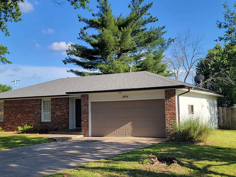 2804 E Linwood St — Photo 2