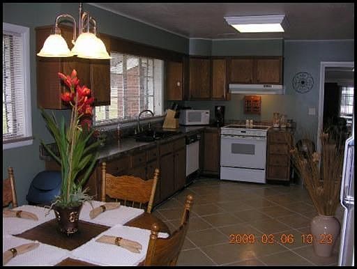 Dining area to Kitchen