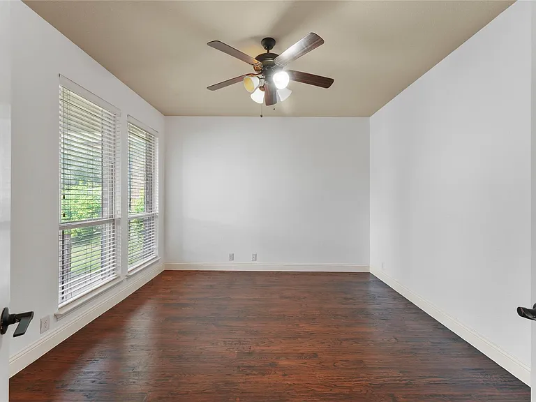1204 E Shawnee Dr — Photo 1