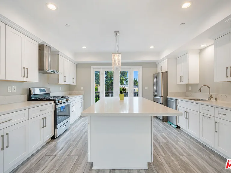 1357 Seward St — Photo 10