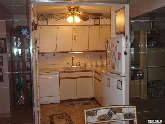 3rd image of 182 Cambridge Dr E