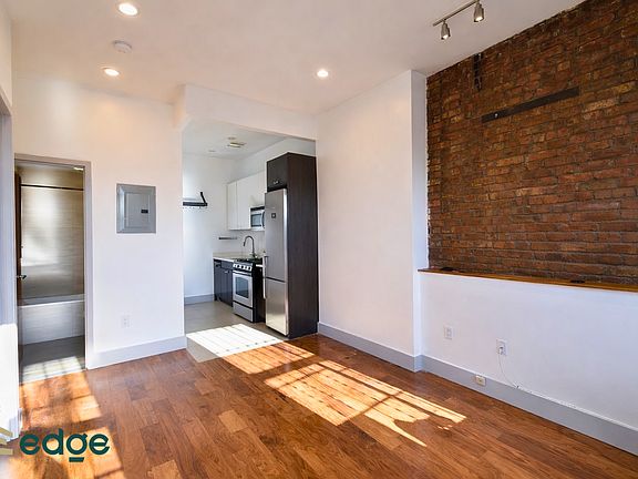 3rd image of 382 Kosciuszko St #5