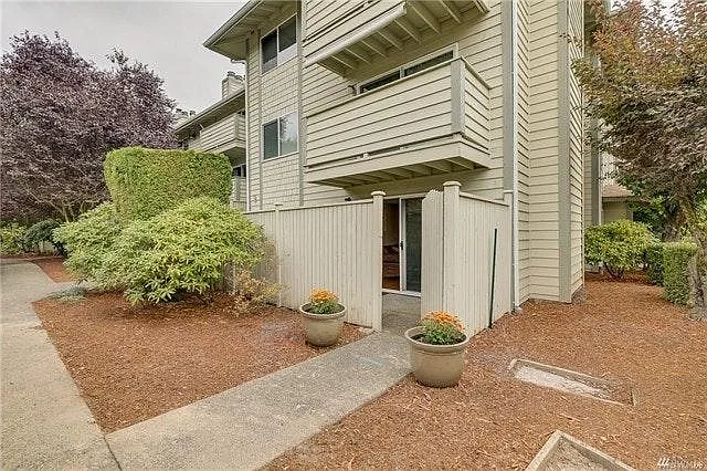 1150 Sunset Blvd NE #122 — Photo 2