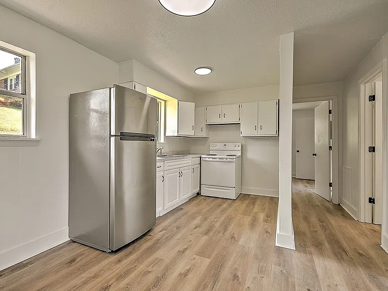 718 W G St — Photo 5