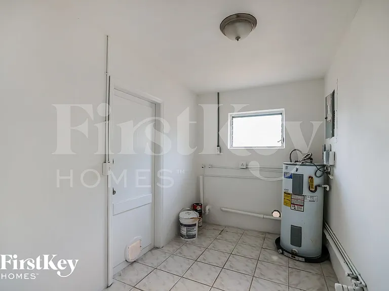 4810 NE 8th Ave — Photo 13