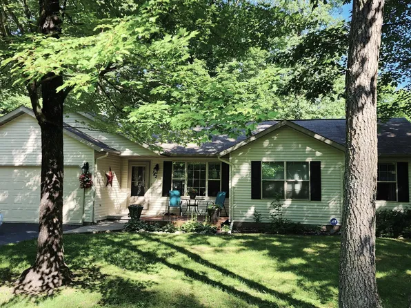 142 Winding Dr, Houghton Lake, MI 48629