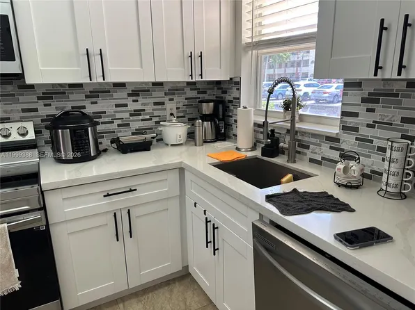 8021 N Sunrise Lakes Dr APT 101, Sunrise, FL 33322