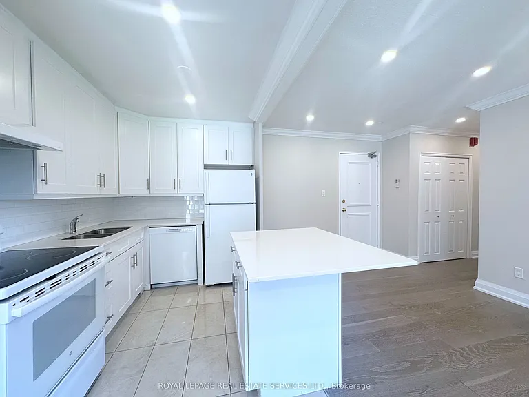 135 Allan St #204 — Photo 4