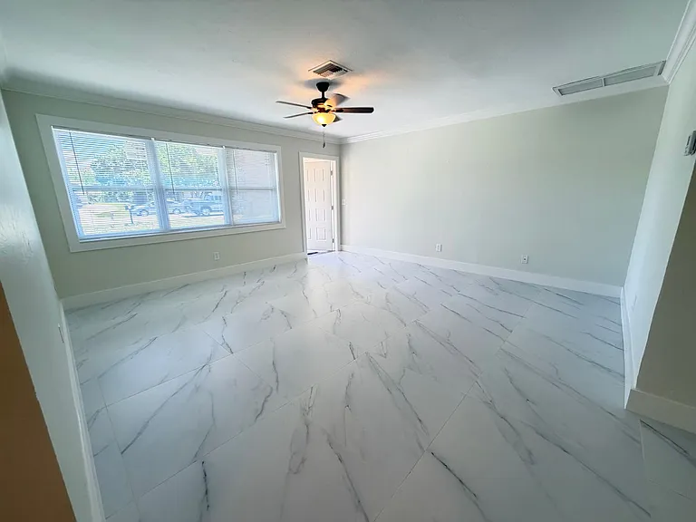 18600 Miami Blvd — Photo 14
