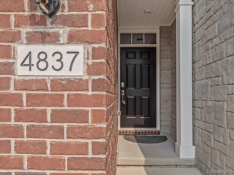 4837 Glenora Dr — Photo 3