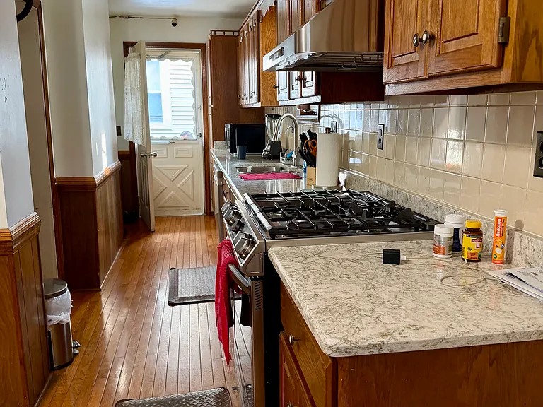 179 Warwick St — Photo 3