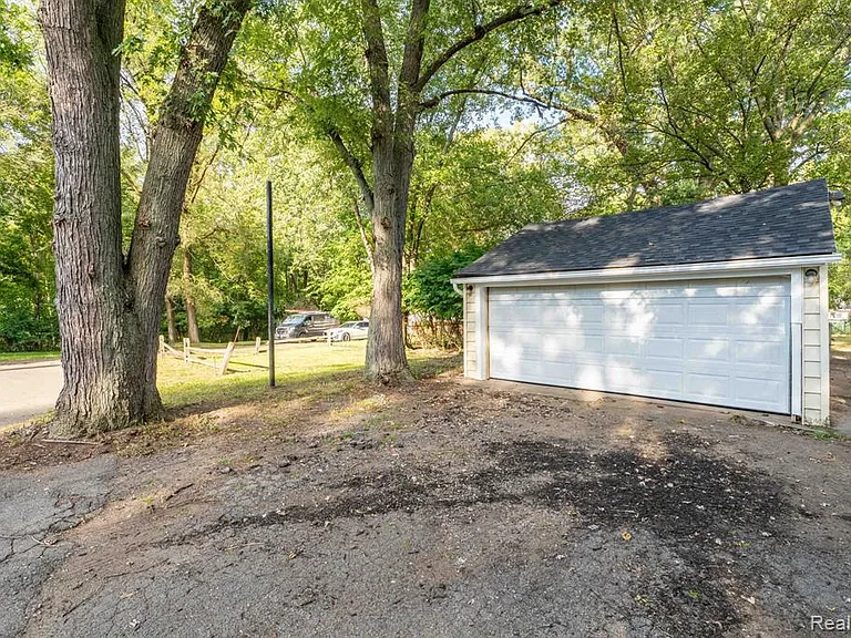 23248 Helen St — Photo 33