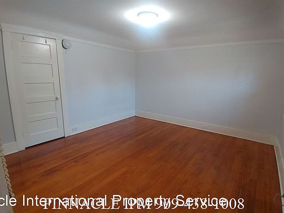 5th image of 742 E Mountain St