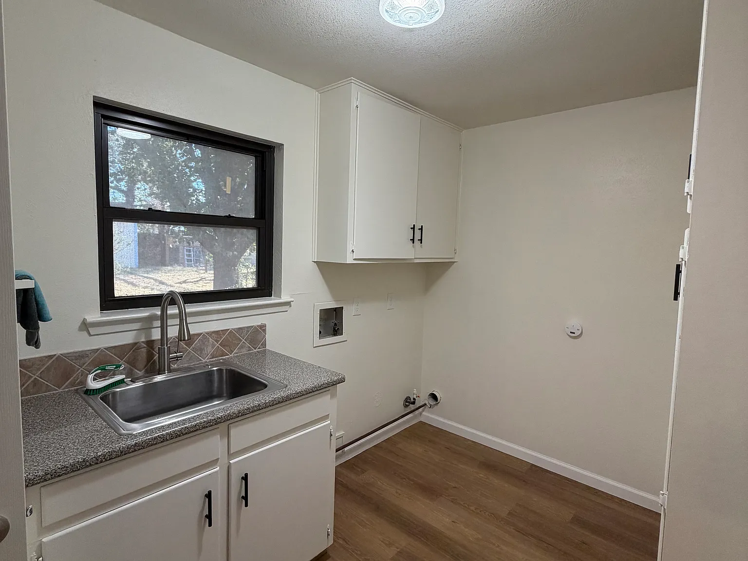 3 bed, 1811 sqft, $2,400 — Photo 3