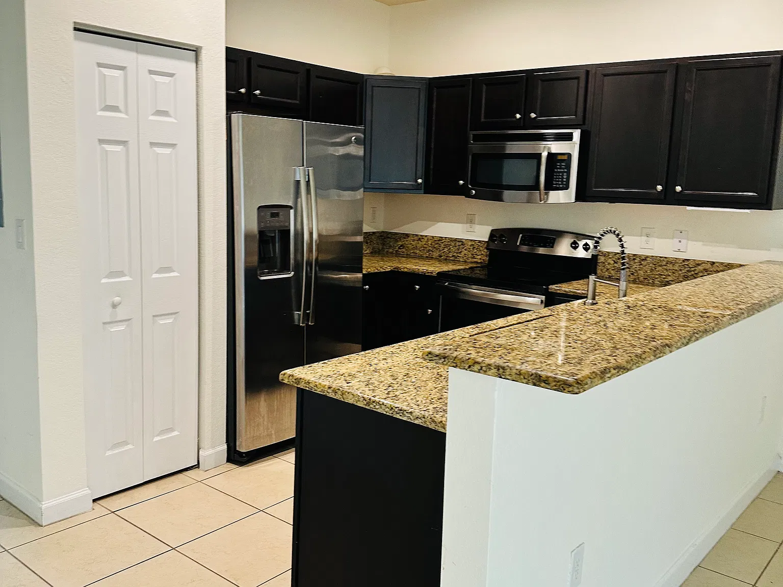 3 bed, 2.5 bath, 1402 sqft, $2,300 — Photo 3
