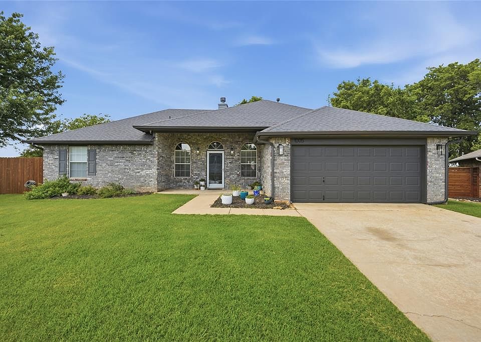 1st image of 1005 Meadowlake Dr