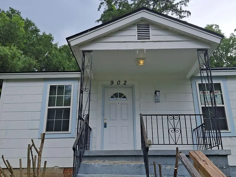 902 Pine St — Photo 2