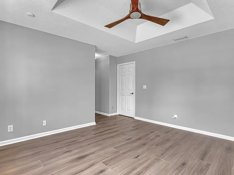 3464 Commodore Ct — Photo 35