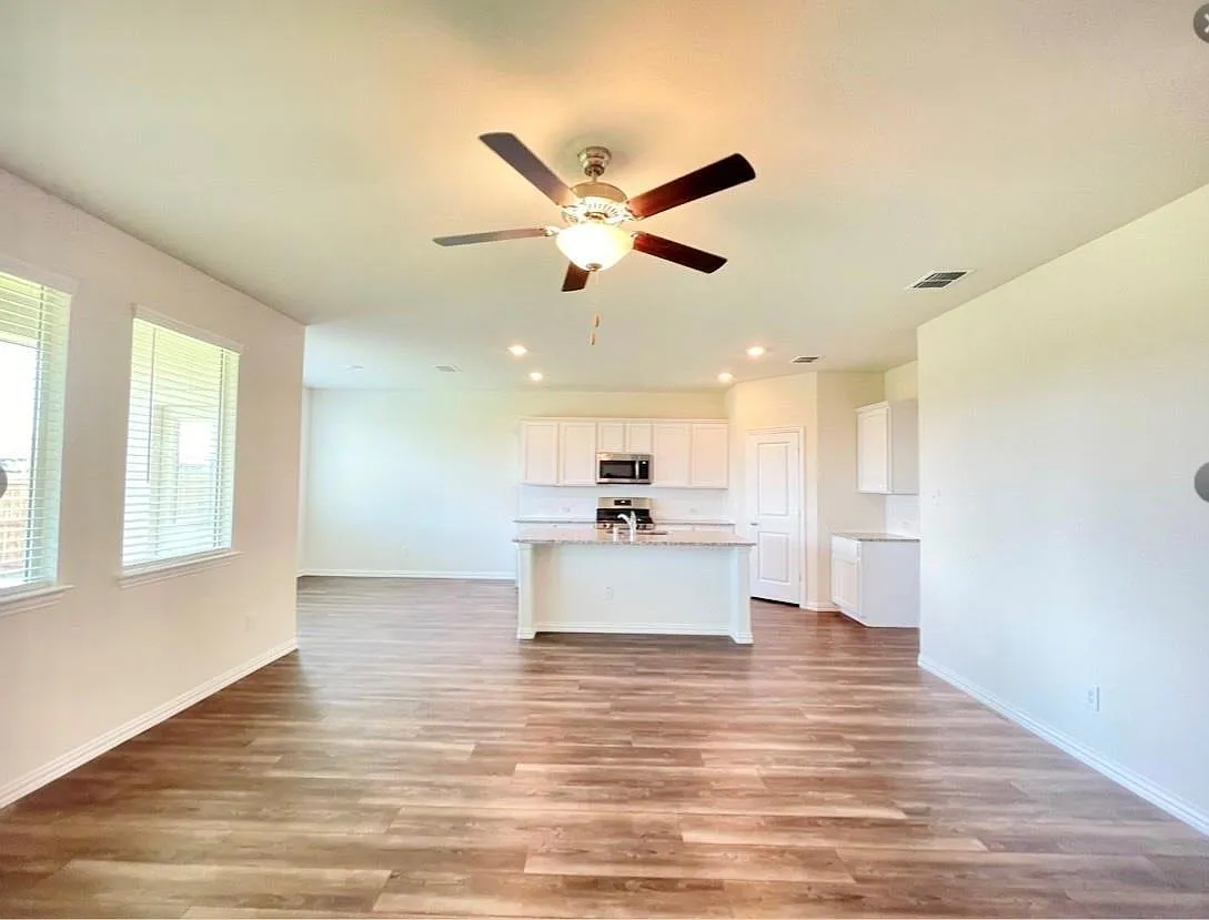 4 bed, 1838 sqft, $2,400 — Photo 3
