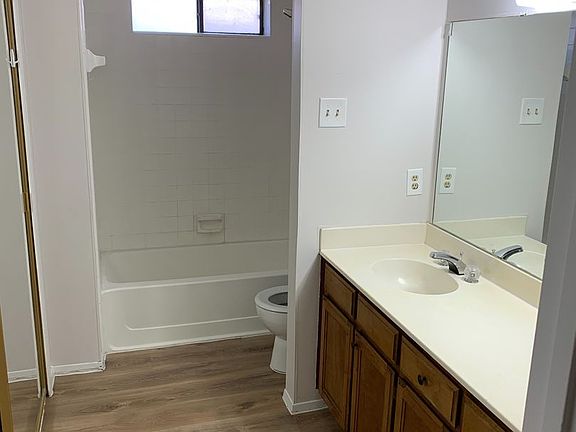5th image of 303 Shady Valley Dr