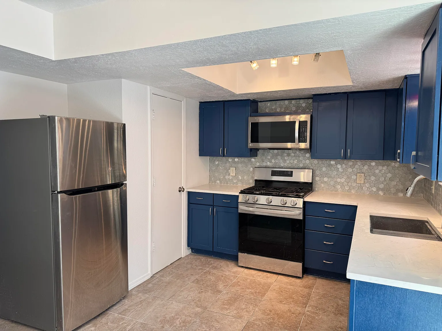 2 bed, 896 sqft, $1,850 — Photo 2