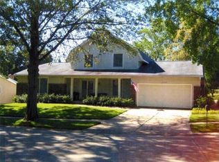 15548 Summer Lake Dr, Chesterfield, MO