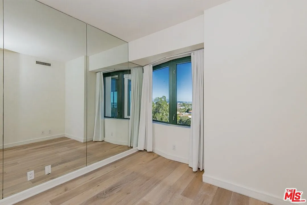 2 bed, 2.0 bath, 1403 sqft, $6,500 — Photo 3