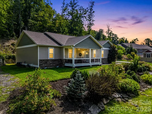 39 Bee Tree Village Pkwy, Swannanoa, NC 28778