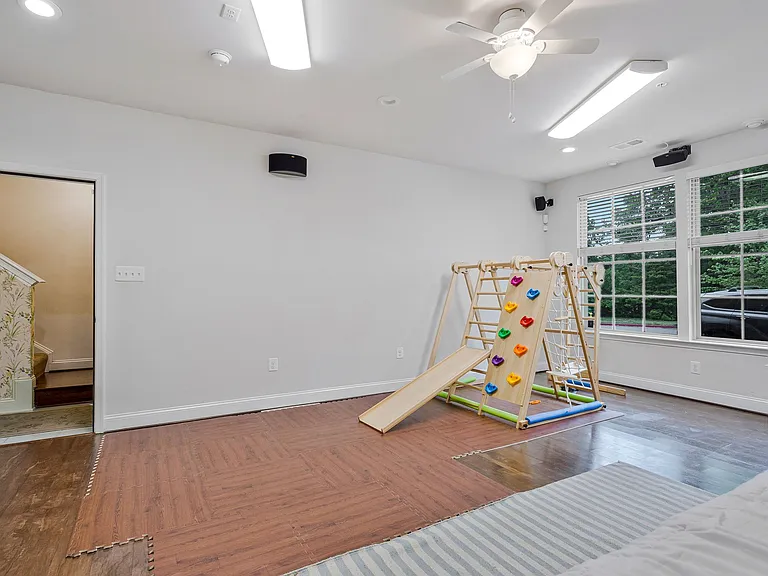 703 Skippers Ln — Photo 35