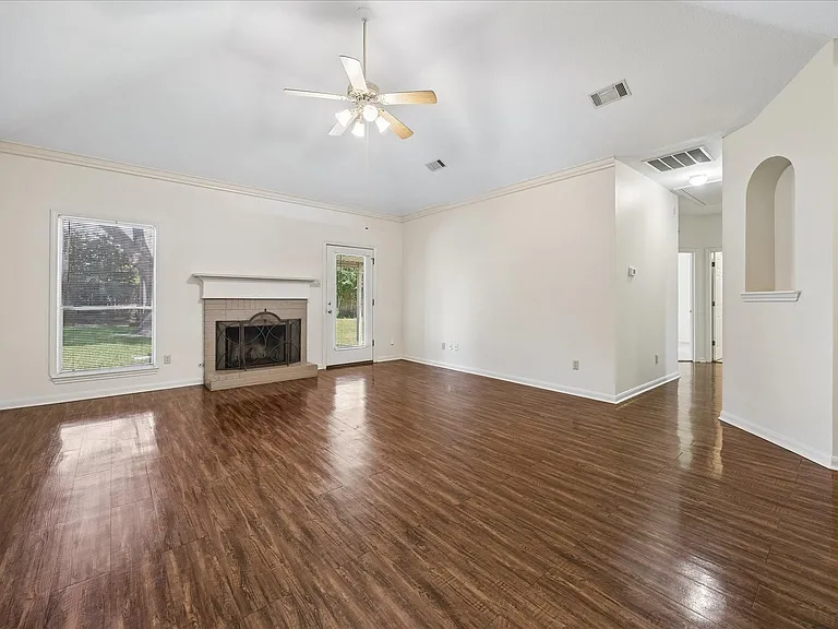 1201 Shadowlake Dr — Photo 2