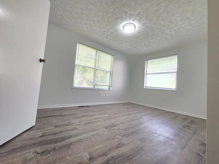 2490 Burgandy Ln — Photo 6