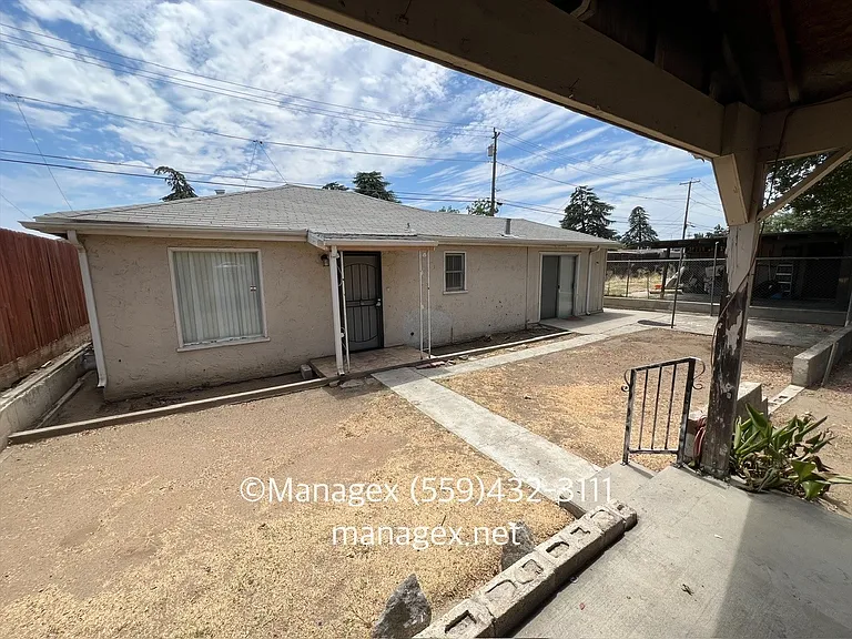 1428 E Brown Ave — Photo 2