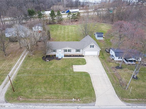 3rd image of 851 Newton St