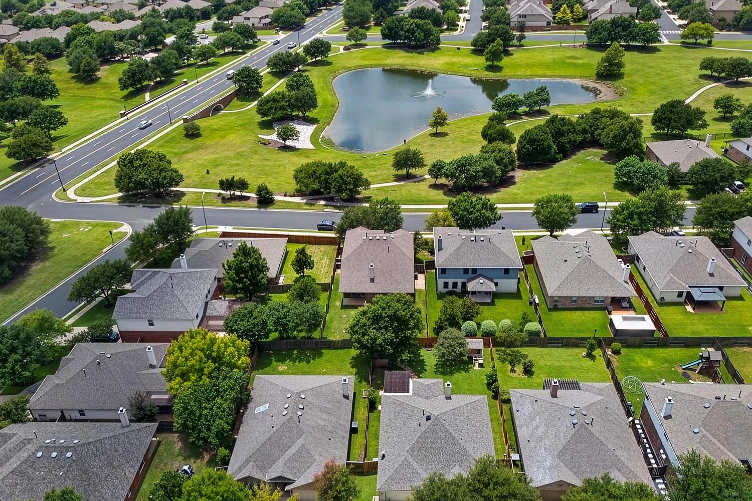 4 bed, 2.5 bath, 2820 sqft, $2,550 — Photo 3