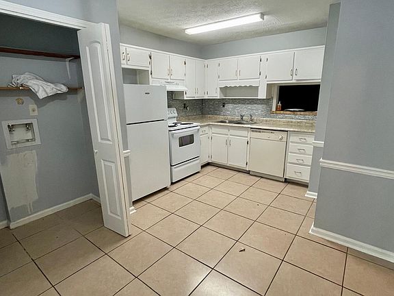 4th image of 3575-3575 Wessex Ct