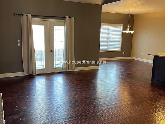 5th image of 305 McVicker Dr #1