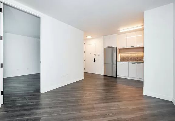 4th image of 250 E Houston St APT 5A