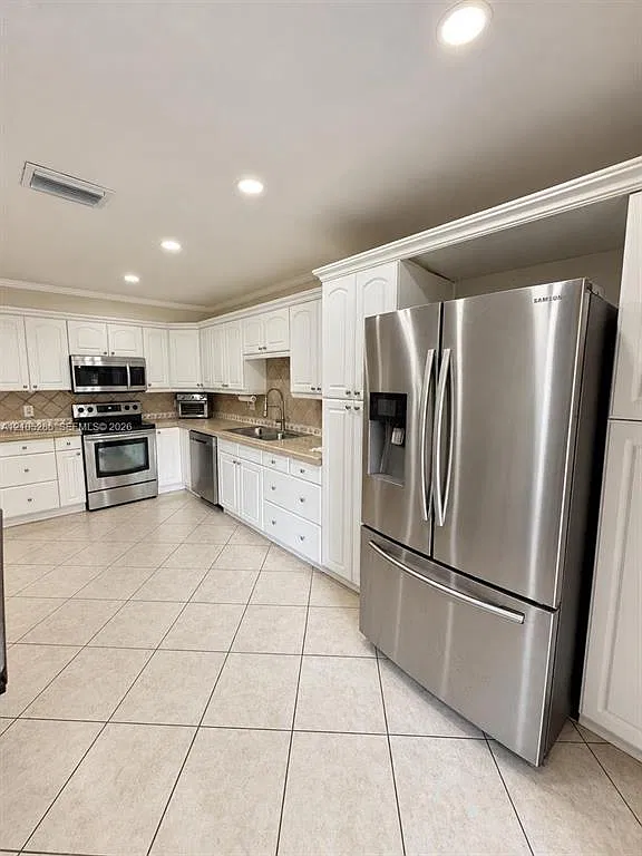 2 bed, 3260 sqft, $2,500 — Photo 1