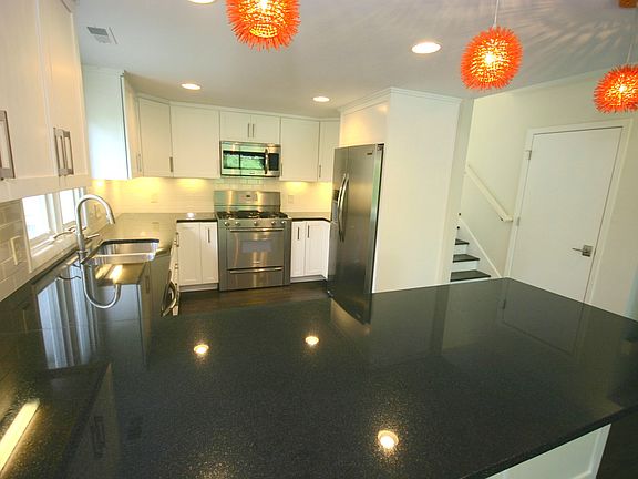 4th image of 693 Farrington Dr