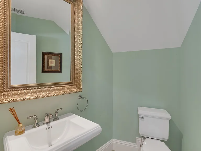 1575 Shorelands Dr E — Photo 19